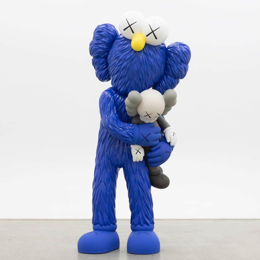 KAWSONEさんのインスタグラム写真 - (KAWSONEInstagram)「TAKE, 2019, bronze, paint #KAWS」12月20日 21時04分 - kaws