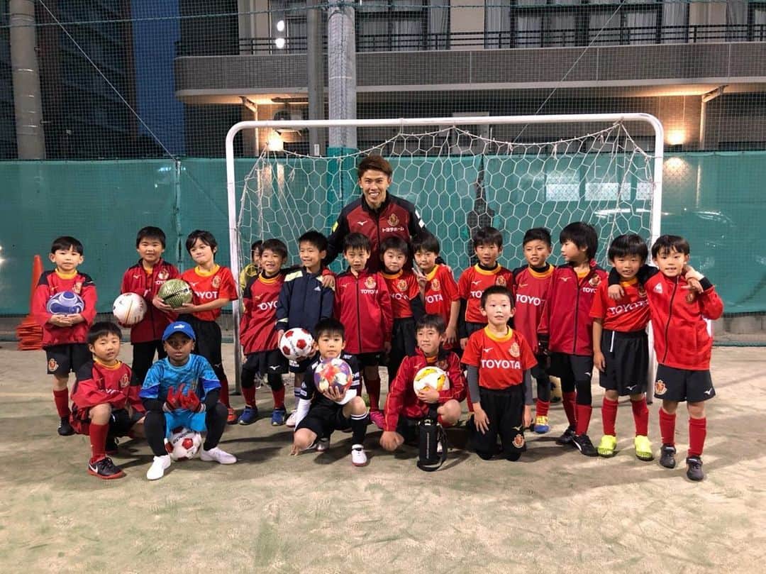 太田宏介さんのインスタグラム写真 - (太田宏介Instagram)「『グランパス瑞穂スクール』 昨日行ってきました！ 子供達のボールを追いかける姿はキラキラしてる！ 最高だね！ 次はどこのスクールに行こうかな？😜 #grampus  #瑞穂スクール  #太田宏介」12月20日 21時04分 - kosuke_ota_official