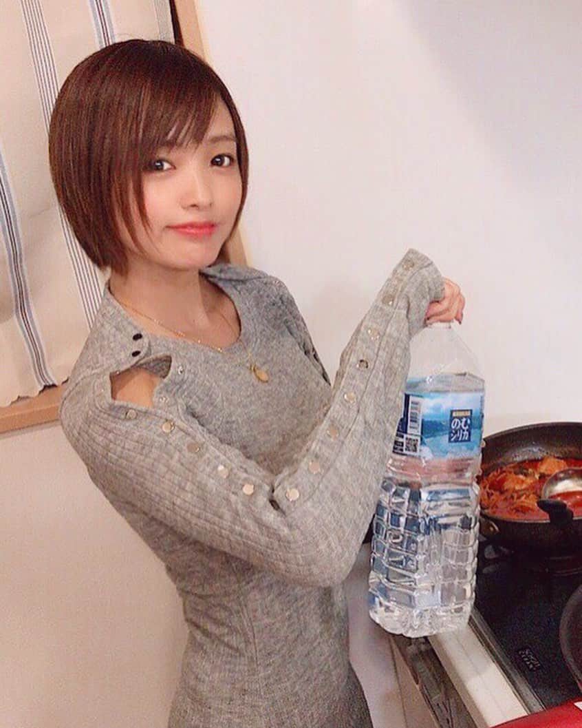 のインスタグラム：「料理したよ☺️💕﻿ ﻿ 最近話題の #のむシリカ に2リットルが登場したので、早速ストックして料理にも使ってる〜❤️﻿ ﻿ 中軟水で口当たりがまろやかなんだ〜💕﻿ ﻿ @nomusilica_official﻿ ﻿ お料理も美味しくなるから、﻿ スポーツの時以外でも愛用中😆❤️﻿ ﻿ #シリカ#シリカ水#のむシリカ#のむシリカ2リットル#霧島天然水#Supported #ナチュラルミネラルウォーター#美容#デトックス#ダイエット#ケイ素 #ダイエット部 #代謝アップ #美容 #水 #美容好き #料理」