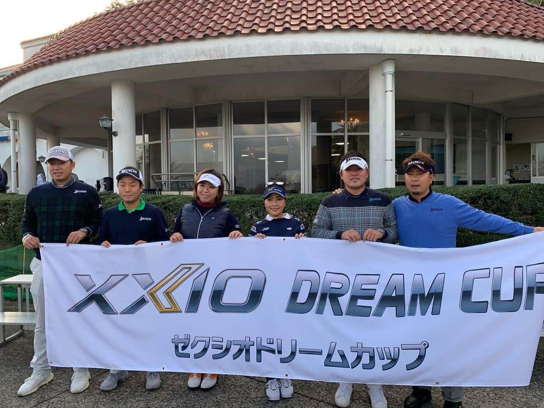 稲森佑貴のインスタグラム：「川奈ゴルフ富士コースにてゼクシオドリームカップがありました！ 海に隣接していて景色が綺麗でした👌 ただアップダウンは激しいです(笑) アマチュアの方とも楽しく回らせて頂きました😊 また来年もゼクシオドリームカップが開かれますので皆様のご応募是非お待ちしております！ 今後とも女子ツアーもそうですが男子ツアーの方も応援よろしくお願いします！(笑)  #ゼクシオドリームカップ #スリクソン #ゼクシオ #ゴルフ #ゴルフ女子  #ゴルフ男子」