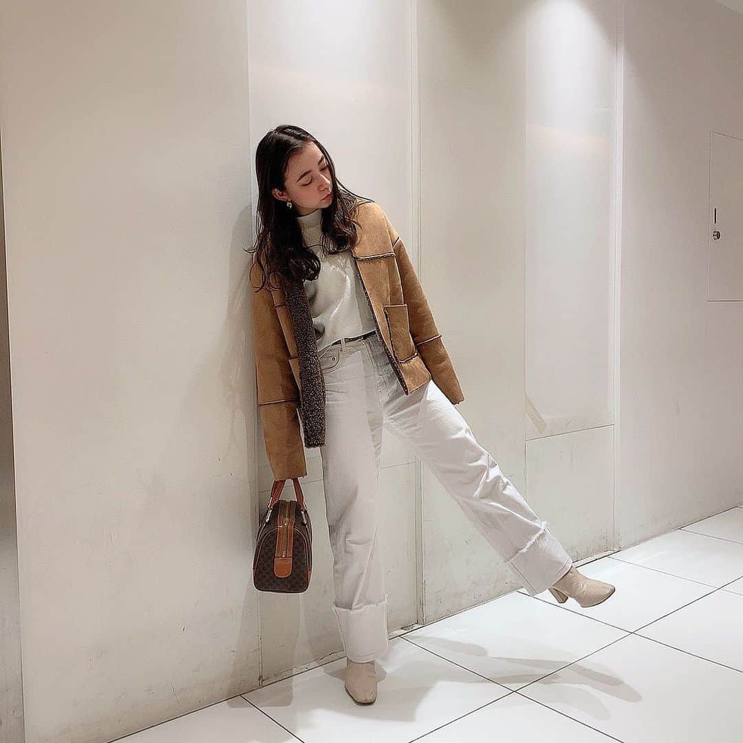 のインスタグラム：「* * オールホワイトコーデ🐑 . 小物はブラウンで統一 ベルトはパイソンです〜♡ . ムートンのアウターはリバーシブル！ @anyeeofficial とってもお気に入り〜 _ #ootd #code」
