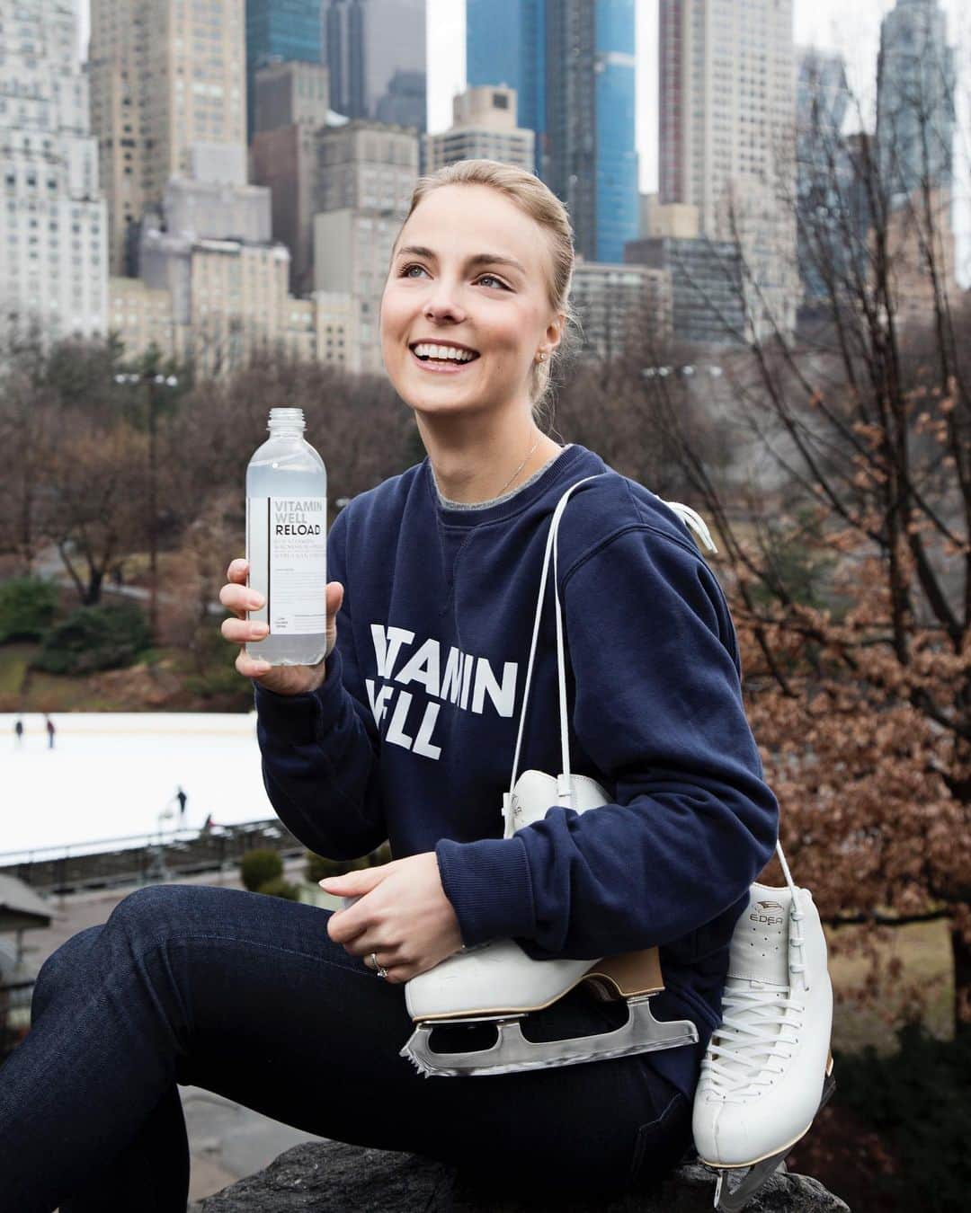 キーラ・コルピのインスタグラム：「How do you plan to reload during the holidays?🎄✨ I’m planning to go outdoor skating!⛸ And read books that aren’t related to school🤪  Happy Holidays❣️ #vitaminwellsuomi #vitaminwellreload」