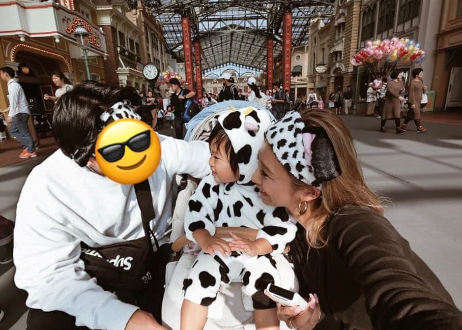 新井ニーニャのインスタグラム：「🐶﻿ ﻿ ﻿ ﻿ 先月行った𝐃𝐢𝐬𝐧𝐞𝐲 𝐥𝐚𝐧𝐝🏰🤍🖤﻿ ﻿ るきれいの小学生チームと﻿ かおたんは乗れるものが変わるから﻿ るきれいに了承を得て﻿ 平日ディズニーへ🐭❣️﻿ ﻿ かおたん、初ディズニー🧒🏻🎊❤️﻿ ﻿ ﻿ ﻿ ずっとしたかった101匹ワンちゃんを付けて﻿ かおたんは、牛さんのロンパースで🐄﻿ おそろい風。笑﻿ 色味合ってればそれなりに見えるでしょ？😲笑﻿ ﻿ ﻿ ﻿ #親子ディズニー #ディズニーランド #1歳ディズニー #ディズニーデビュー #ディズニーランドデビュー #ニーニャディズニー」