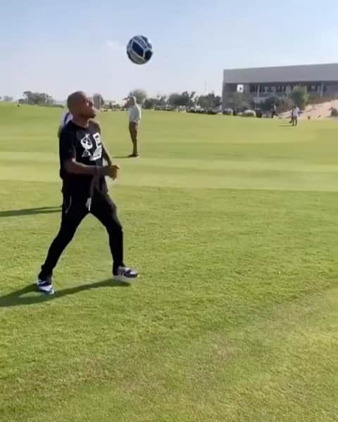 ナイジェル・デ・ヨングのインスタグラム：「Foot Golf brings out the competitors in us! 😆⛳️ —-> So much fun out there today! // @roadto2022 #fifaclubworldcup  #FCWC #Qatar #Doha」