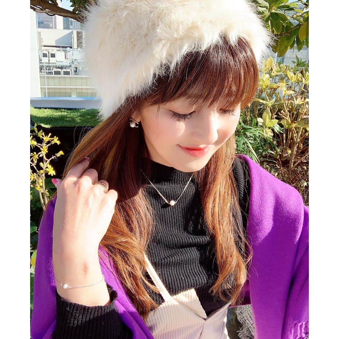 のインスタグラム：「💜💜💜 . おはようございます🌞😊🌞 . 昨日は暖かくって日光浴日和🔅🔆 ヤッパリお日様パワーって凄い!! 週末は大掃除頑張らないと💪✨ . . . 最近お気に入りのネックレス＆ブレスレット @marcmirren ✔ . 主張し過ぎない小ぶりの一粒パールが シンプルなのに華やかですﻌﻌﻌﻌ️️♥️ . . 1月3日までXmasキャンペーン開催中🎅🏻🎁. 3つ商品を買うと 1番値段の安いアイテムが1つ無料に🉐 期間中割引コード (karemari15)を 使っていただくと更に お得になるチャンスですᙏ̤̫❤︎ . 是非プレゼントにどうぞ🎄🎁🎅🌟 . . pierce @angelpeach_outlet01 ✔ @angelpeach_owner1 ✔ . . . #marcmirren #マークミレン #ジュエリー#アクセサリー#ネックレス#ブレスレット#パール#スウェーデン#北欧ジュエリー#コーデ#ファッション#シンプルコーデ #きれいめコーデ #きれいめカジュアル#カジュアルコーデ #ファー#今日のコーデ#手元コーデ#手元くら部 #シンプル#エレガント#大人女子#大人可愛い#おしゃれさんと繋がりたい #インフルエンサー ✩ ⋆ ✩ ⋆ ✩ ⋆ ✩ ⋆ ✩﻿ ⋆ ✩ ⋆ ✩﻿ 見て下さった方(*´︶`*)♡Thanks!💜💜💜」