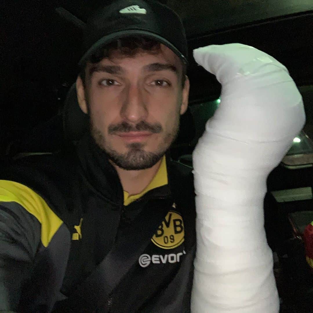 マッツ・フメルスのインスタグラム：「Die Hand ist gut verpackt, vermutlich hatte ich noch Glück im Unglück. Viel schmerzhafter ist die Niederlage in einem Spiel das wir einfach niemals verlieren dürfen....」
