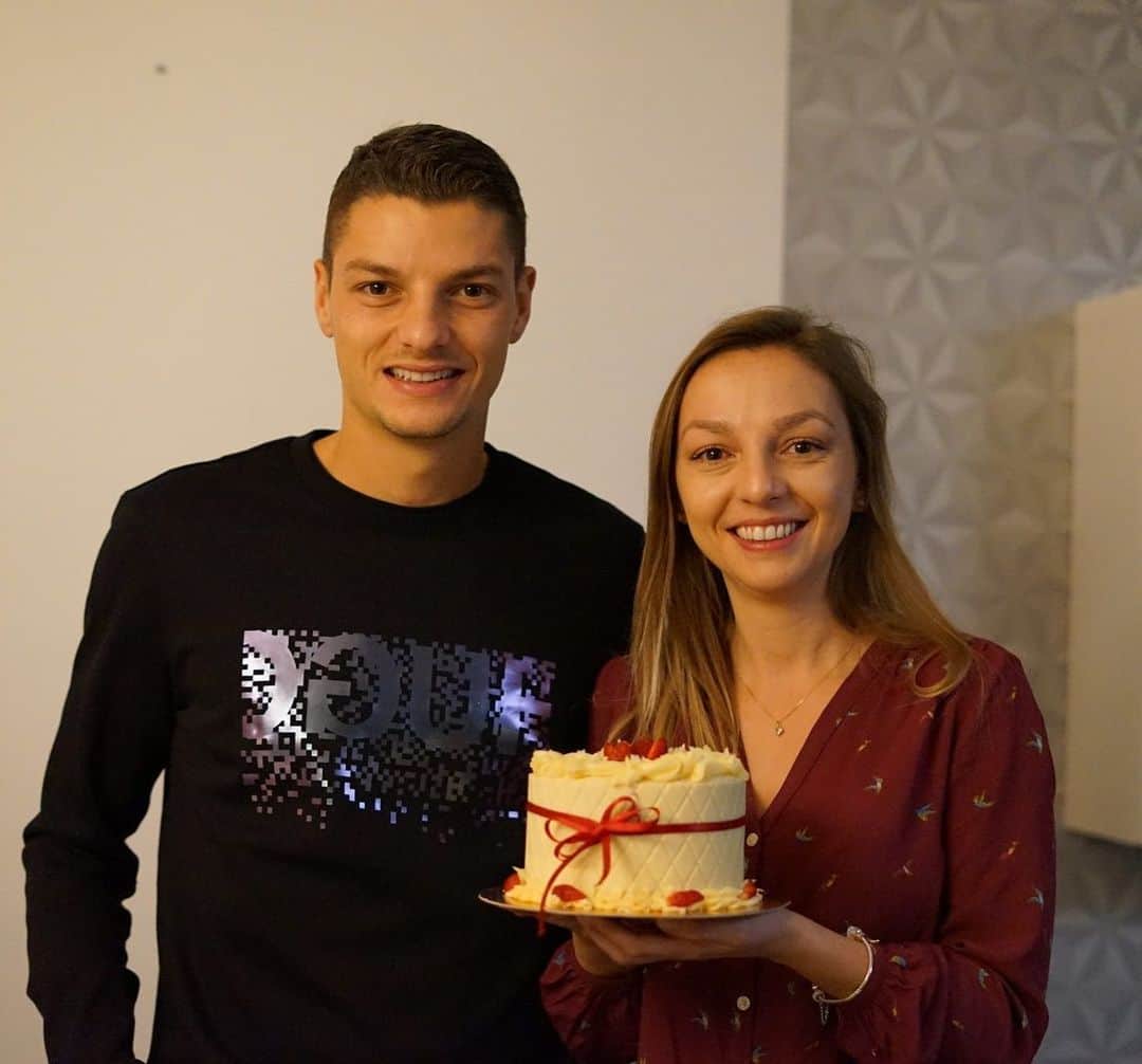 アンドレイ・ジロットのインスタグラム：「Feliz aniversário mana! Muitas felicidades, muitos anos de vida, paz, amor, sucesso e principalmente saúde. Deus abençoe sempre sua vida! 🙏🏼 Você é muito especial pra mim, obrigado por sempre estar ao meu lado!  Te amo muito ❤️ conta sempre comigo 😍」