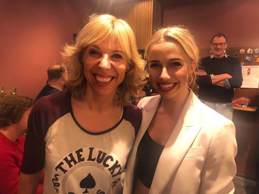 ジャッキー・グローネンのインスタグラム：「Wat een voorstelling! De aller beste wensen voor jou Clau! Bedankt voor alles dit jaar, bedankt voor vanavond. Heb de hele avond zitten fangirlen (stiekem al een heel jaar 🥰) #oudejaarsconference #voorbeeld」