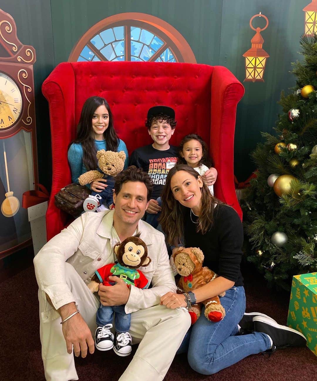 エドガー・ラミレスさんのインスタグラム写真 - (エドガー・ラミレスInstagram)「Happy Holidays from The Torres family to yours! #YesDay 🎁• Feliz Navidad de parte de toda la familia #Torres #yesday 🎄」12月21日 7時24分 - edgarramirez25