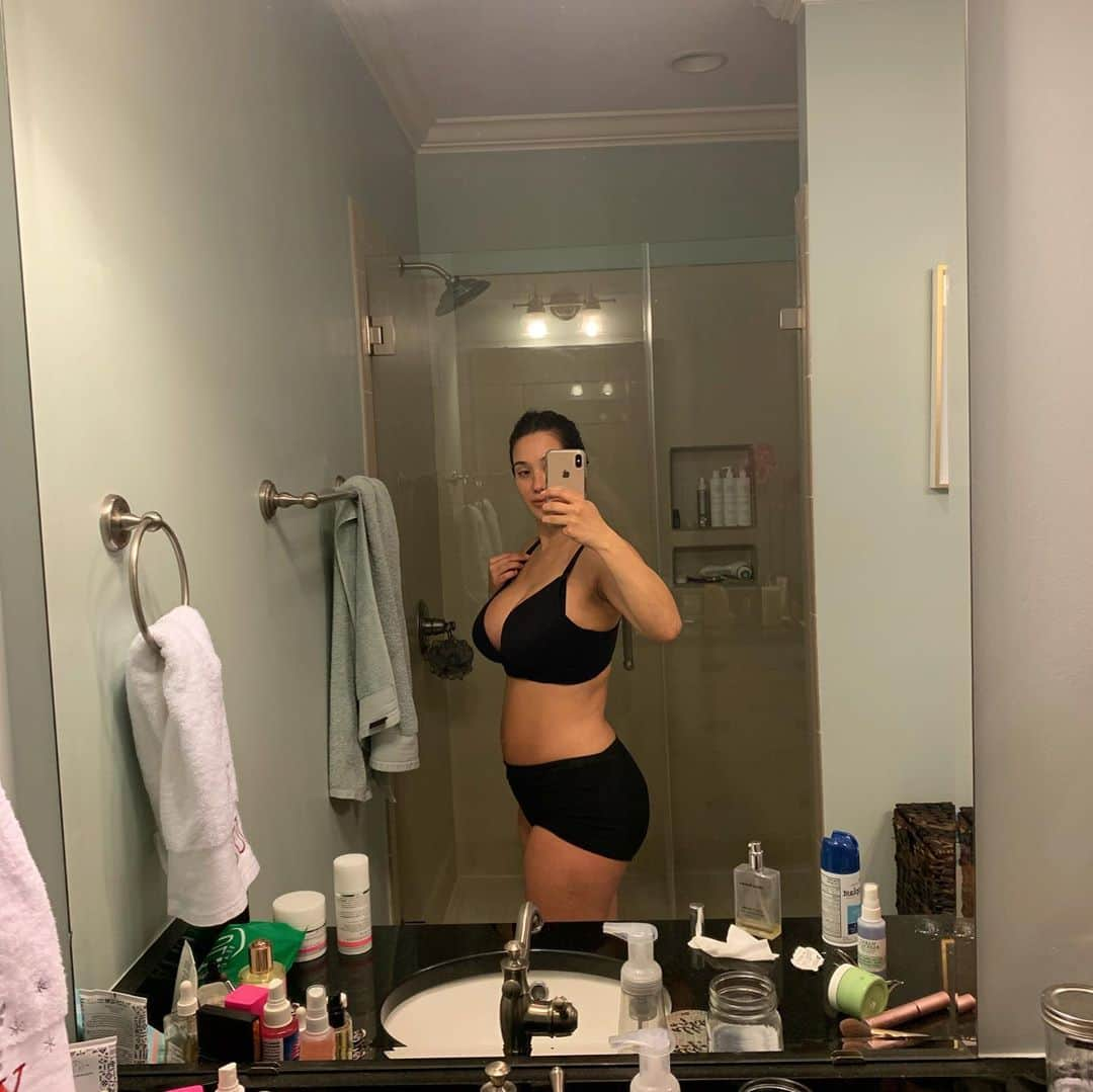 Eva Loviaさんのインスタグラム写真 - (Eva LoviaInstagram)「1 weeks postpartum I’m a huge fan of the Asian mentality of healing. I think western cultures push for healing to be immediate and rush into dieting and working out. I’m posting this so to show your body naturally knows what to do, this is with zero diet, zero exercise, just baby snuggles and eating whatever I want. Don’t rush the process.」12月21日 7時31分 - evalovia