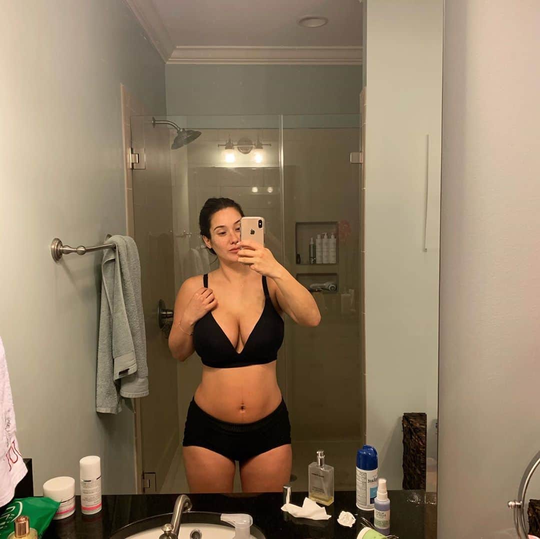 Eva Loviaさんのインスタグラム写真 - (Eva LoviaInstagram)「1 weeks postpartum I’m a huge fan of the Asian mentality of healing. I think western cultures push for healing to be immediate and rush into dieting and working out. I’m posting this so to show your body naturally knows what to do, this is with zero diet, zero exercise, just baby snuggles and eating whatever I want. Don’t rush the process.」12月21日 7時31分 - evalovia
