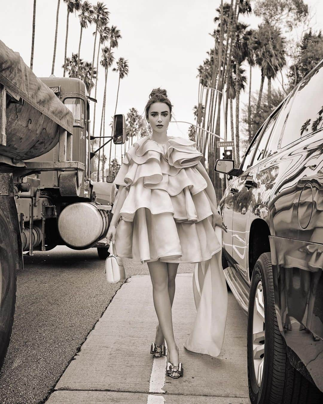 リリー・コリンズさんのインスタグラム写真 - (リリー・コリンズInstagram)「#FBF When you’re overdressed for the party...」12月21日 7時39分 - lilyjcollins