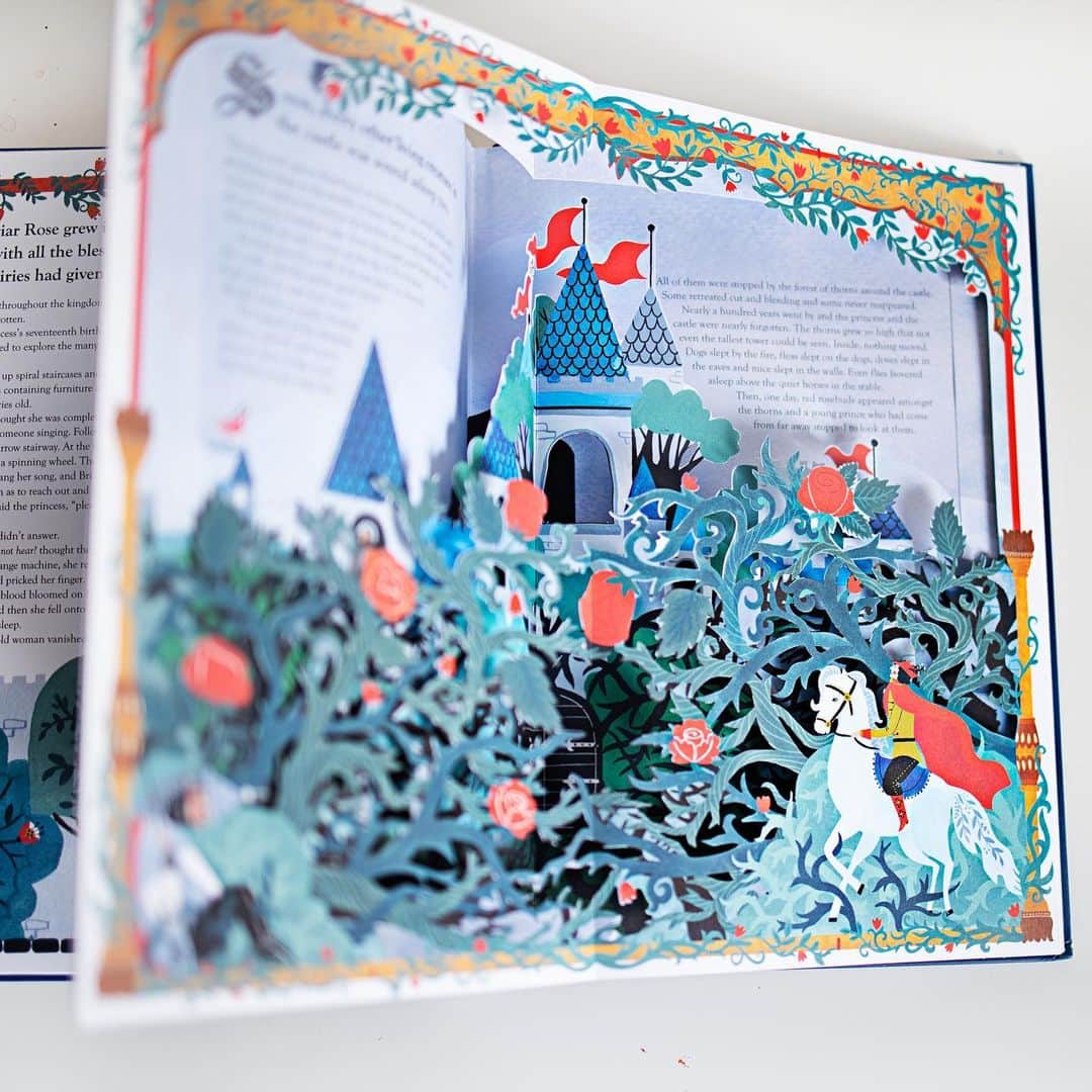 Dinara Mirtalipovaさんのインスタグラム写真 - (Dinara MirtalipovaInstagram)「Oh! Look what came in the mail!!! It’s the advance copy of my latest book that I illustrated “Sleeping Beauty”, published by @templarpublishing 🌿 #templarpublishing #mirdinara #dinaramirtalipova #fairytale #sleepingbeauty」12月21日 8時02分 - mirdinara