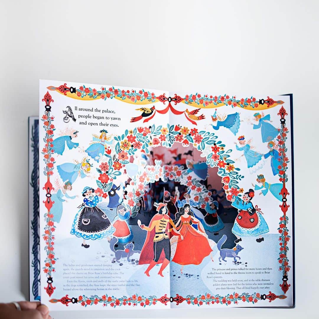 Dinara Mirtalipovaさんのインスタグラム写真 - (Dinara MirtalipovaInstagram)「Oh! Look what came in the mail!!! It’s the advance copy of my latest book that I illustrated “Sleeping Beauty”, published by @templarpublishing 🌿 #templarpublishing #mirdinara #dinaramirtalipova #fairytale #sleepingbeauty」12月21日 8時02分 - mirdinara