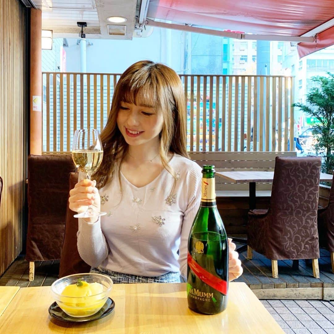 早川愛さんのインスタグラム写真 - (早川愛Instagram)「ずっと気になっていたessenceで﻿ ランチ🍾✨✨ ﻿ ﻿ ﻿ お天気もいいからテラスで﻿ お昼からシャンパン🥂✨✨﻿ ﻿ ﻿ ﻿ 3.4枚目は初めてスローモーションで撮ってみたから見てみてね！﻿ いいかんじだね🎶﻿ ﻿ ﻿ ﻿ マムはリボンのデザインで﻿ お祝いにもぴったりだよ🎀﻿ またゆっくりいこうー😋﻿ ﻿ ﻿ ﻿ @essence_minamiaoyama_ ﻿ @ghmumm_jpn﻿ #マムシャンパン﻿ #シャンパン﻿ #mumm﻿ #mummgrandcordon﻿ #celebratation﻿ #南青山essence ﻿ #表参道﻿ #表参道グルメ﻿ #外苑前﻿ #外苑前グルメ﻿ #PR」12月21日 7時58分 - megumegu_1006