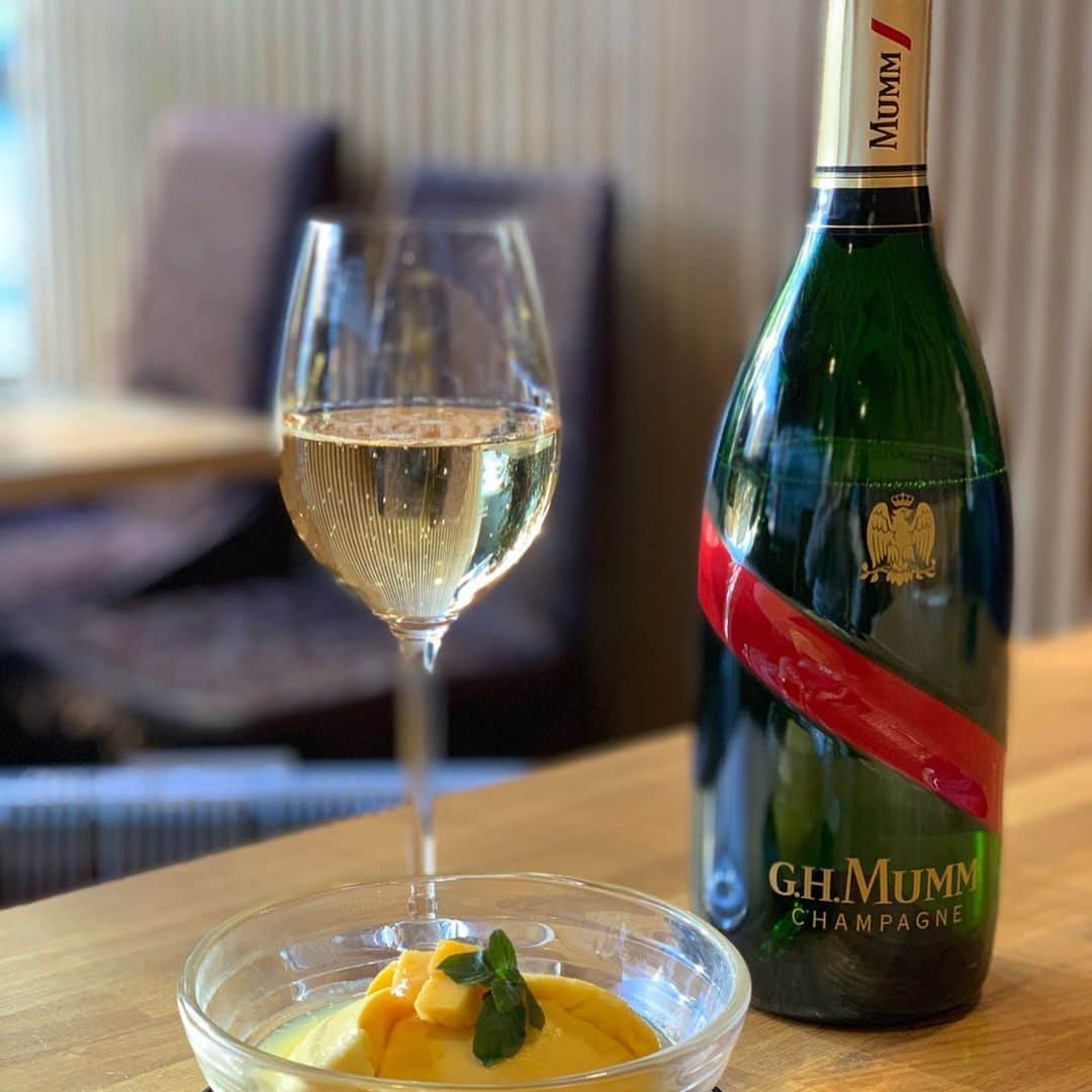 早川愛さんのインスタグラム写真 - (早川愛Instagram)「ずっと気になっていたessenceで﻿ ランチ🍾✨✨ ﻿ ﻿ ﻿ お天気もいいからテラスで﻿ お昼からシャンパン🥂✨✨﻿ ﻿ ﻿ ﻿ 3.4枚目は初めてスローモーションで撮ってみたから見てみてね！﻿ いいかんじだね🎶﻿ ﻿ ﻿ ﻿ マムはリボンのデザインで﻿ お祝いにもぴったりだよ🎀﻿ またゆっくりいこうー😋﻿ ﻿ ﻿ ﻿ @essence_minamiaoyama_ ﻿ @ghmumm_jpn﻿ #マムシャンパン﻿ #シャンパン﻿ #mumm﻿ #mummgrandcordon﻿ #celebratation﻿ #南青山essence ﻿ #表参道﻿ #表参道グルメ﻿ #外苑前﻿ #外苑前グルメ﻿ #PR」12月21日 7時58分 - megumegu_1006