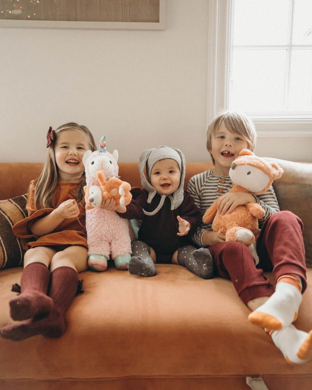 Amber Fillerup Clarkさんのインスタグラム写真 - (Amber Fillerup ClarkInstagram)「My kids adore stuffed animals... they sleep with them and carry them all around the house. Their favorites this holiday season are their @gottagettagund stuffed animals, including all of their GUND teddy bears (the ones we had Santa give out at their teddy bear tea)🐻🦊🦄 they are so soft and sweet!  #ad #LoveFeelsLikeAGund #GottaGettaGund #Gund」12月21日 7時59分 - amberfillerup