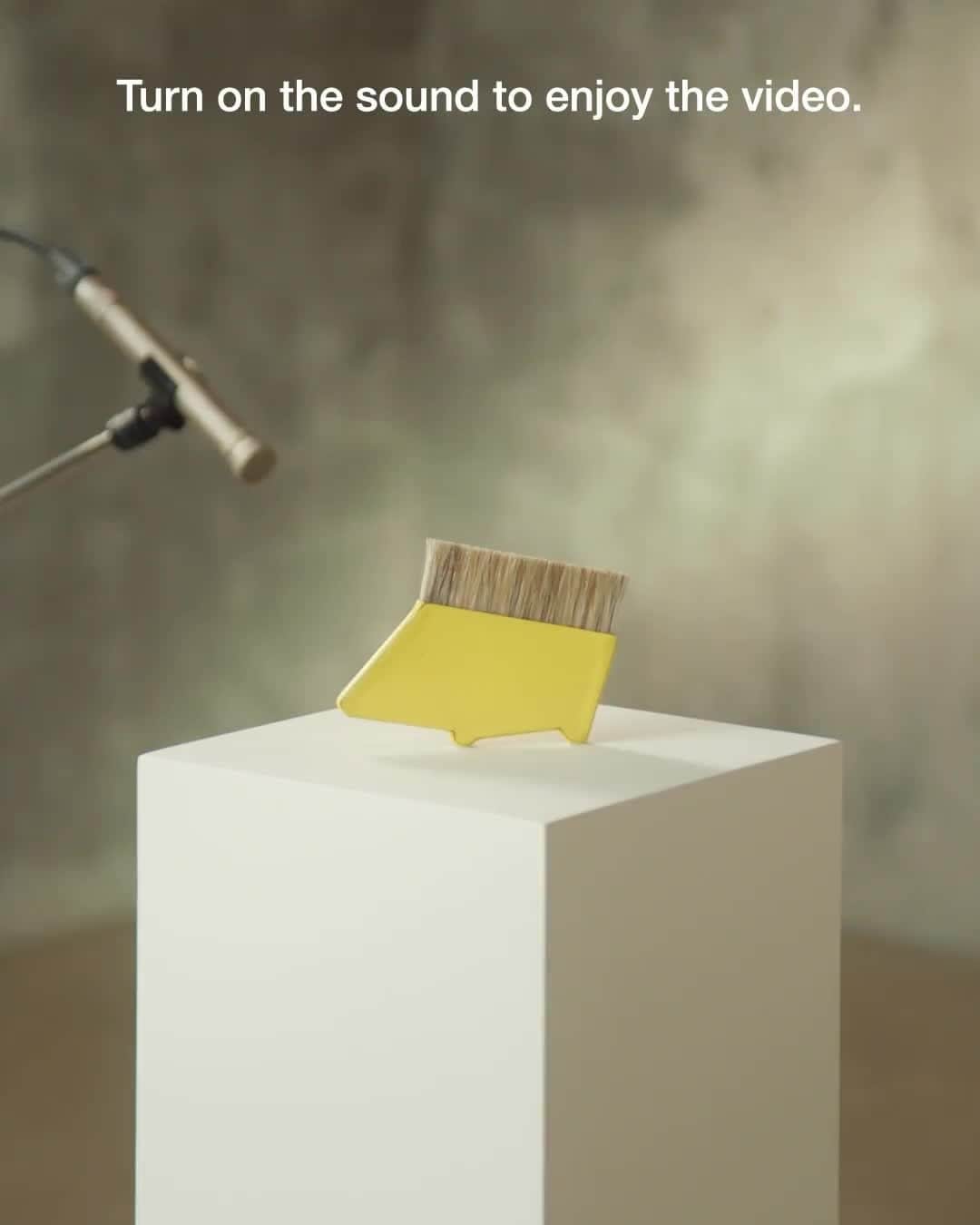 のインスタグラム：「Have you noticed the hush of a petit h brush?  #musicalbrush #pocketbrush #porcupine #brushitoff #pocketbrush #petith  #faubourgofdreams #hermes #petith #asmr  Film by @massimiliano_bomba」