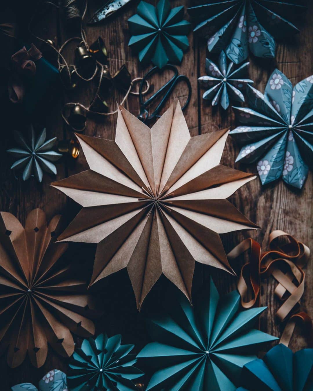 Linda Lomelinoさんのインスタグラム写真 - (Linda LomelinoInstagram)「New blogpost! Most of my Christmas decorations this year consist of paper stars (which are quite addictive, I might need to make more 👀) after seeing them at @sofiaatmokkasin And @byncollective ♥️and gingerbread cookies. I made two videos and a blogpost on how to make them ☺️ You can find the photos and videos on callmecupcake.se or through the link in my profile!」12月20日 23時10分 - linda_lomelino