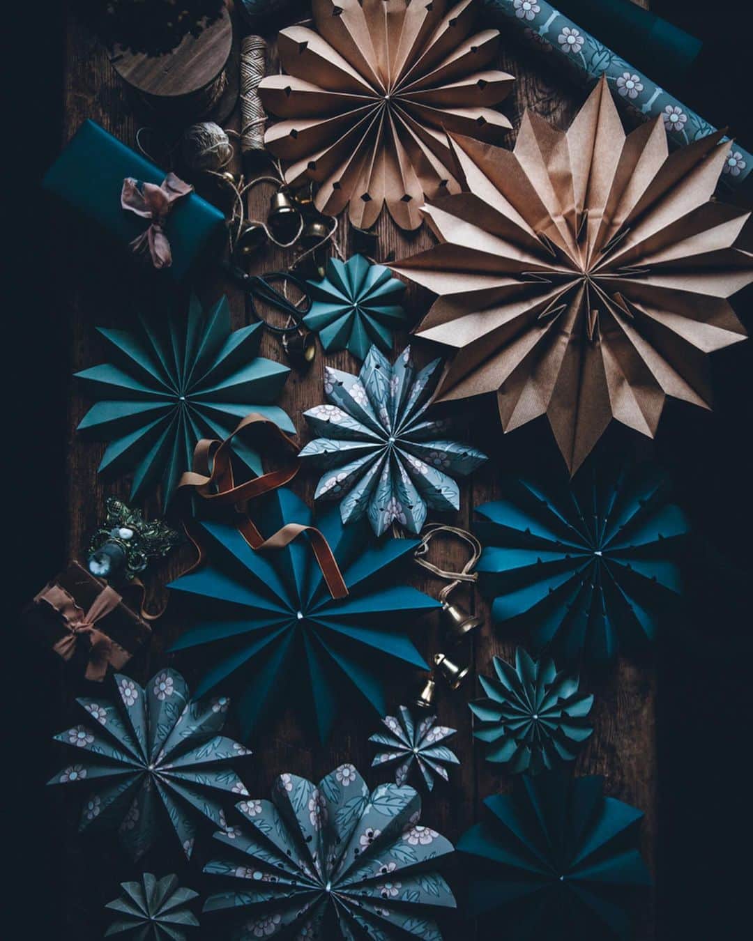 Linda Lomelinoのインスタグラム：「New blogpost! Most of my Christmas decorations this year consist of paper stars (which are quite addictive, I might need to make more 👀) after seeing them at @sofiaatmokkasin And @byncollective ♥️and gingerbread cookies. I made two videos and a blogpost on how to make them ☺️ You can find the photos and videos on callmecupcake.se or through the link in my profile!」