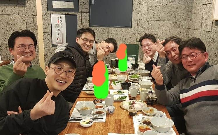 ファン・ドンジュのインスタグラム：「고등학교 동창들!!!^^ 만나면 하는말~~~우리가 볼때는 다들 학교다닐때 그대로 하나도 안 변했다...... 그런데 사람들은 우리보고 아저씨라고 부르네!!!^^ㅎㅎㅎ 왜???내눈엔 그대로 보일까!!!^^ㅎㅎㅎ #고등학교친구 #그대로 #현실 #아저씨  #편한사이」