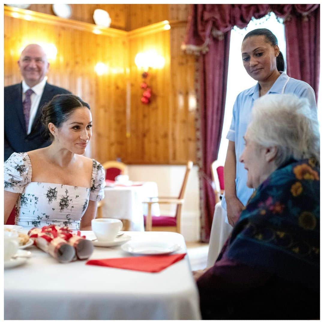 英ヘンリー王子夫妻のインスタグラム：「Today we look back to Christmas 2018, and The Duchess of Sussex's visit to Brinsworth House, a residential and nursing care home in Twickenham, owned and run by the Royal Variety Charity.  Each year, the UK’s much beloved Royal Variety performance is held in aid of the Royal Variety Charity of which Her Majesty The Queen is Patron. Funds raised from the show and throughout the year, help entertainers from around the UK who need support and assistance as a result of old age, ill-health, or hard times.  At Brinsworth House, The Duchess joined residents singing carols and making Christmas decorations, as she unveiled a traditional 'Royal plaque' which is proudly displayed on the entrance hall wall, not far from one marking the 1976 visit of Queen Elizabeth, the Queen Mother.  Last Christmas, The Duke and Duchess of Sussex attended their first joint Royal Variety performance at the iconic London Palladium. Since HRH’s visit, the Royal Variety Charity has completely refurbished Brinsworth House’s kitchen and dining room, enabling residents to feel even more at home, in their new home.  #RoyalVarietyPerformance @royalvarietyperformance  Photo © PA」