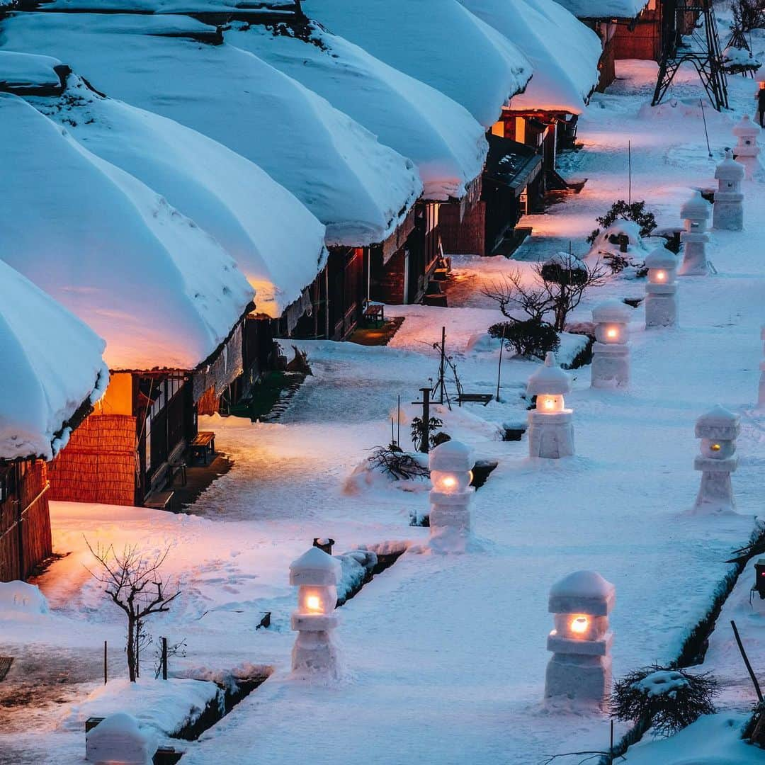 All Nippon Airwaysさんのインスタグラム写真 - (All Nippon AirwaysInstagram)「Stuck outside in the snow in #Ouchijuku? Stop by one of their famous thatched roof houses or minshukus (traditional Japanese inns) and enjoy a big bowl of soba! ❄️」12月20日 23時12分 - allnipponairways