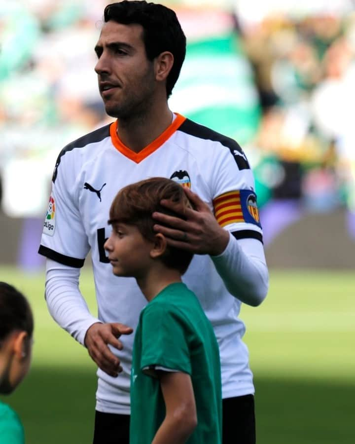 LFPさんのインスタグラム写真 - (LFPInstagram)「Be an example for children! 😇✨ • ¡Sé siempre un ejemplo para los niños! 😇✨ • #Parejo #Valencia #RealBetis #LaLigaSantander #LaLiga #Children」12月20日 23時15分 - laliga