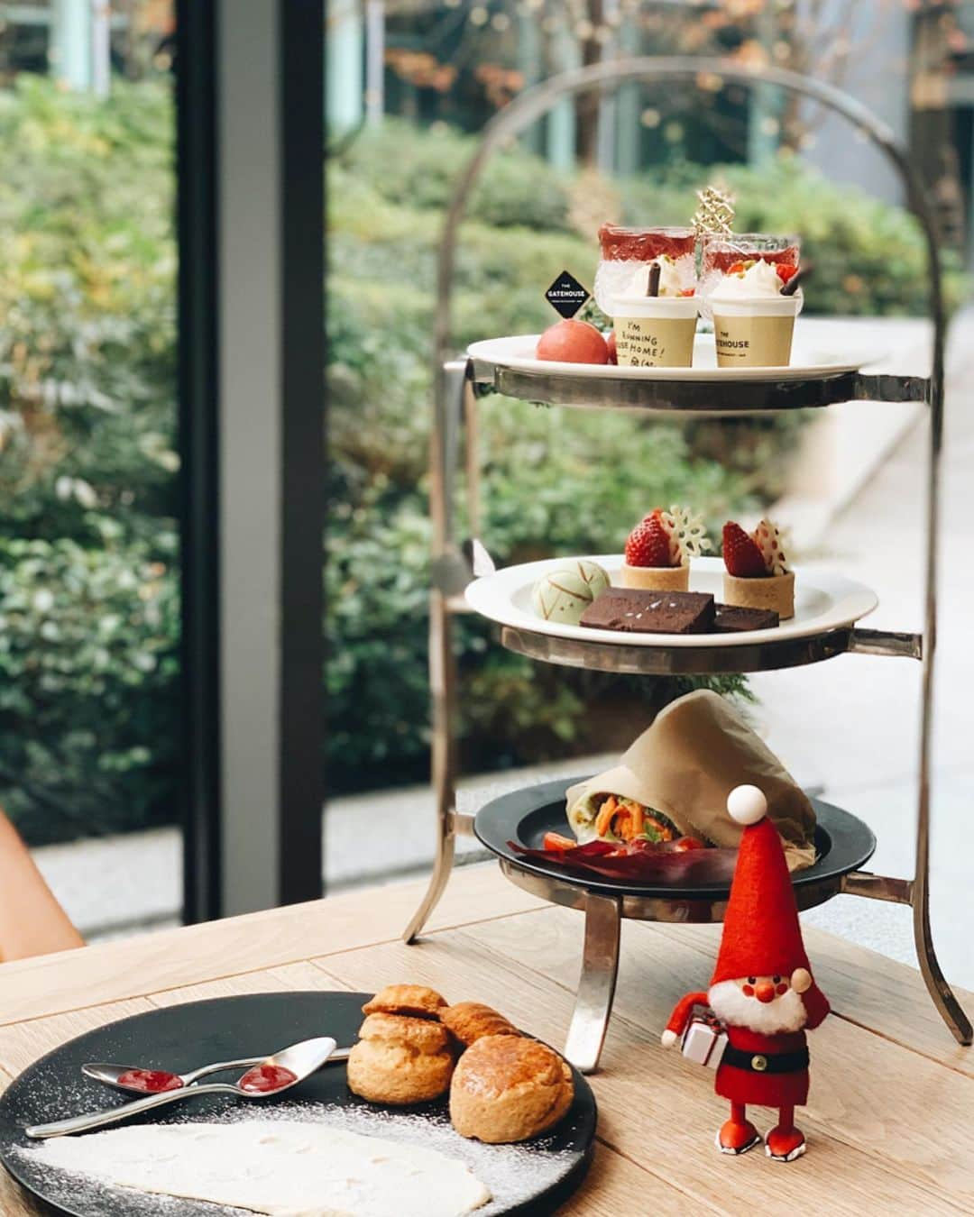 小西翼さんのインスタグラム写真 - (小西翼Instagram)「. @the_gatehouse にて Christmas afternoon tea ☕️🎄 . いつも美しいえりなさんと✨ お誕生日のお祝いもできた😍 . afternoon tea setにメッセージ✏️ クリスマスバージョンも可愛くて 美味しくてテンション上がりました✨ . 今日も楽しかった！🥰 . . #thegatehouse#Christmasafternoontea #アフタヌーンティー」12月20日 23時16分 - tucha_k