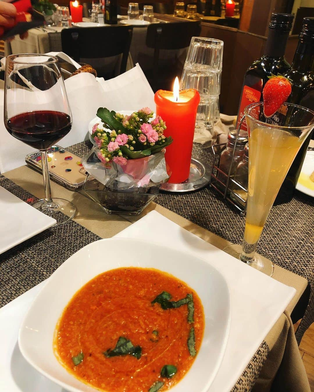 吉沢明歩さんのインスタグラム写真 - (吉沢明歩Instagram)「フィレンツェの夜🍽.｡oO🌹 🥂この旅行イチ気に入ったお店！ 前を通りかかったときのお店の雰囲気が素敵で、決定！ トマトスープ🍅濃くがあって絶品😋&ラビオリが悶絶級の美味しさでーーー！！！ また食べに来たい‼️って思うほど気さくな働き者のフロアスタッフが居て、⭐️⭐️⭐️思い出の一つとなりました！♡思い出の一つと言えば！アルコール度数高いこのlemoncello🍋っていうお酒、体あったまるしデザートワインみたいに甘いし、美味しかったー！！ #フィレンツェで食べたラビオリ最高#中はゴルゴンゾーラチーズ🧀#ソースはトリュフの香りが食欲そそる#お店の名前メモっておけばよかった#lemoncello#たしかシニョリーア広場の近く#カルツァイウォーリ通りの近く#12月2日#イタリア🍽美味しい‼️」12月20日 23時17分 - akiho__yoshi