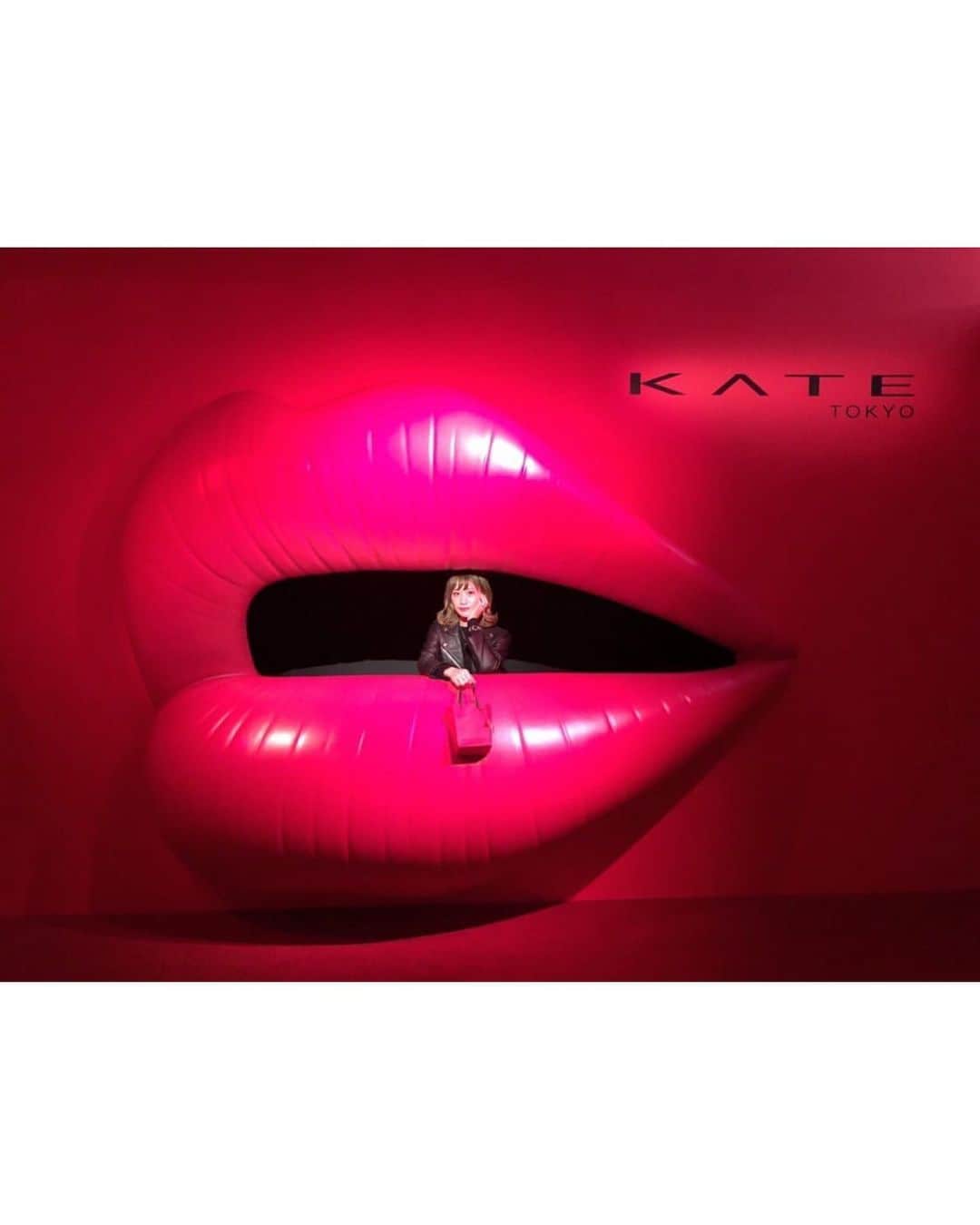都築青空さんのインスタグラム写真 - (都築青空Instagram)「KATEの新ルージュ . #レットヌードルージュ 新作先行体験POPUPイベント 『「真実の唇。」展』へ🥂 . @kate.tokyo.official_jp . . 唇をいたわりながら、 高い潤いと鮮やかな発色を叶える バーム由来のクリームルージュ💋 . . 先に赤い下地を塗ってから、 上からヌードカラーを重ねて塗ることで、 自分にハマる"赤"を 仕上げることができるのが特徴❤️ . . 私のお気に入りの組み合わせは、 【01 赤い下地➕01 ヌードカラー】 定番の赤を探してたから、とっても好み💋 唇のひび割れとかもなくって 本当に保湿力たっぷりって感じ🥺✨✨ . .  2月1日から店舗限定で 先行販売STARTするそうです💄 . . 《POPUPイベント『「真実の唇。」展』》 📍表参道ヒルズ 本館 B3F スペース オー 🗓2019年12月21日(土)〜12月25日(水)11:00-20:00 . . #レッドヌードルージュ #ケイト #PR #真実の唇展 #ケイト新作」12月20日 23時36分 - aozora723