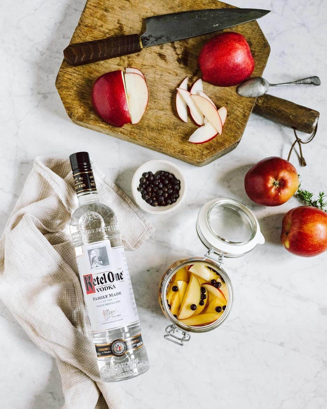 STIL IN BERLINのインスタグラム：「(Advertising) I’m very much into seasonal cocktails at the moment, so here’s another recipe with @ketelone – an apple vodka soda made with 40ml @ketelone vodka, 80ml soda and 30ml apple juniper verjus. The latter is easier to make than you think: slice an aromatic apple (topaz or braeburn, so you won’t need sugar) and mix it with 20 smashed, dried juniper berries, fill up with verjus and allow to infuse for 24hrs.  This local and seasonal drink was created by @mariagorbatschova of Schöneberg’s @greendoorbar, who’s very much into experimenting with local produce even during winter season. Enjoy! Photos: @kraut_kopf #ketelone #drinkresponsibly」