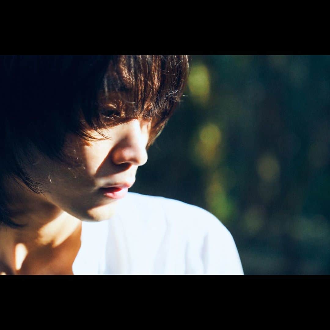 磯村勇斗のインスタグラム：「芽生え。  #カレンダー2020 #白  photography by #神藤剛　さん  #予約開始12月21日」