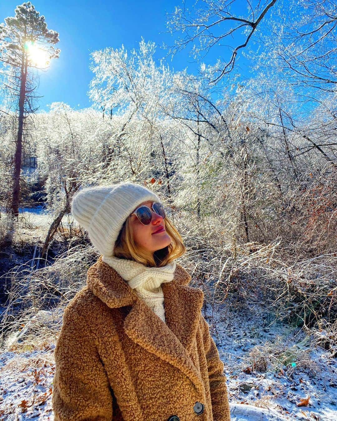ヴラダ・ロスリャコヴァのインスタグラム：「Siberian princess have never seen anything like that. Too bad that photos doesn’t make justice to miraculous beauty of trees covered with ice which are looking like they’re made of crystals. Go outside the city and try find this unbelievable nature’s gift.」