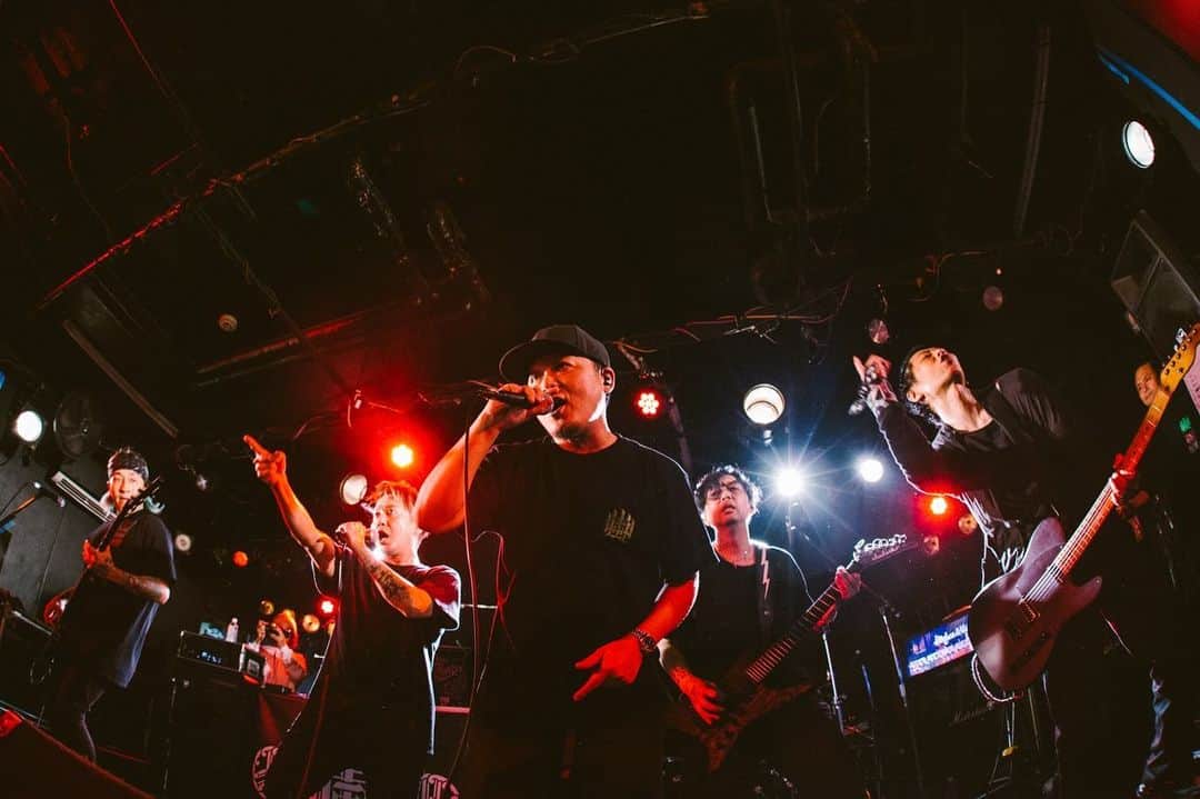 KAI_SHiNEのインスタグラム：「1215 極音TOUR #18 @横浜F.A.D 🧧 年内ラストは神奈川凱旋。 ホームを感じられる空気感が有り難かったー✨ 同時に、年明けファイナルシリーズに向けチカラも貰った凄い1日だった‼︎🔥🔥🔥 Thanxxx‼︎🙏🙏🙏 ﻿ pix by @ryuichioshiro  #山嵐 #mightycrown #極音tour #day18 #kanagawa #yokohama #fad #livehouse #live #life #vibe #tour #tourlife #journey #yamaarashi #感謝 #jp」
