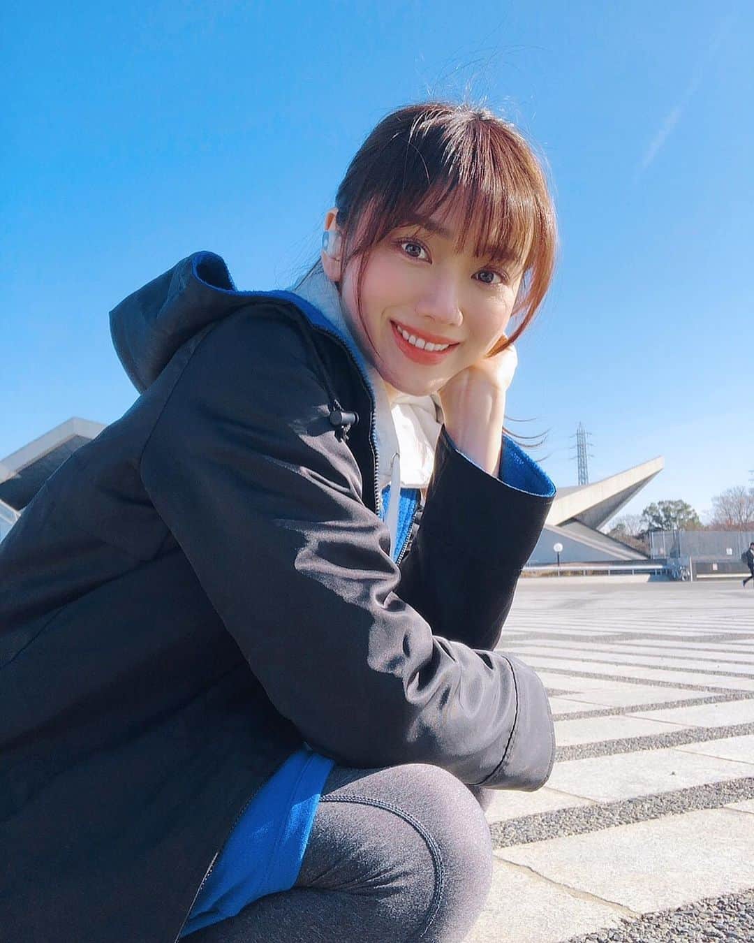 海野ナルのインスタグラム：「雲ひとつない青空の下で ロケ撮影してきました🌞 来年OAです📺 2枚目の野菜中華麺は、撮影スタッフさん達と一緒に食べたランチ🍜美味しかった〜❤︎ 何回もお世話になっているチームの皆様 今年も本当にありがとうございました💕 #撮影 #撮影ランチ #job」