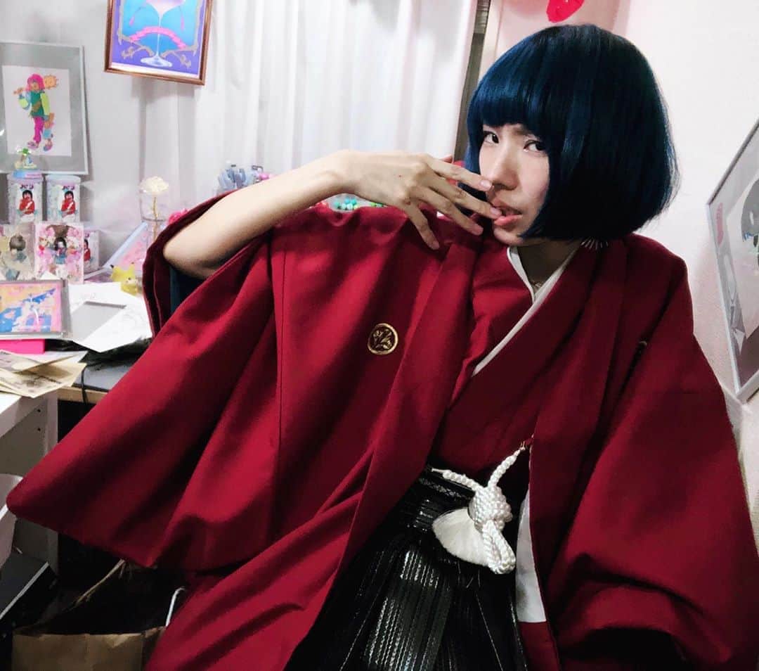 水野しずのインスタグラム：「紋付袴似合いすぎなのでこういうの得意な人に撮影して欲しい(着付けの人がこれは男物ですけどって言うので「これが流行りのジェンダーレス」で通した)」