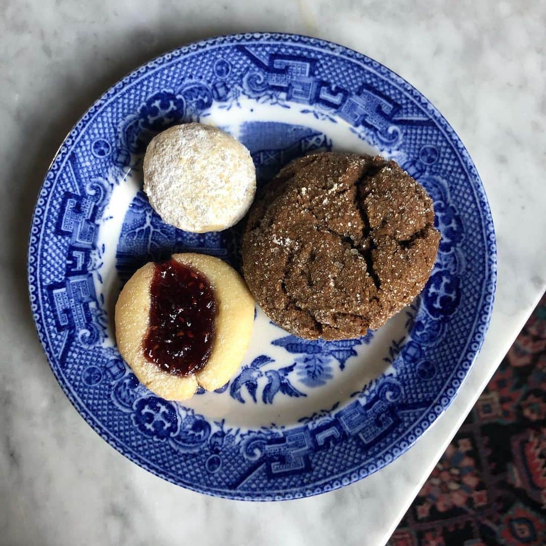 ミシェル・ブランチのインスタグラム：「Breakfast 🎅🏻🎄🍪 It’s not my fault that cookies go so well with coffee. Made Mexican wedding, raspberry thumbprints and chewy spiced molasses cookies yesterday with @nicbranch Today, English toffee and sugar cookies with the kids. The raspberry thumbprints are always the first to vanish. Such a hit! I’ve shared my recipe in my bio! Merry Christmas! xx」