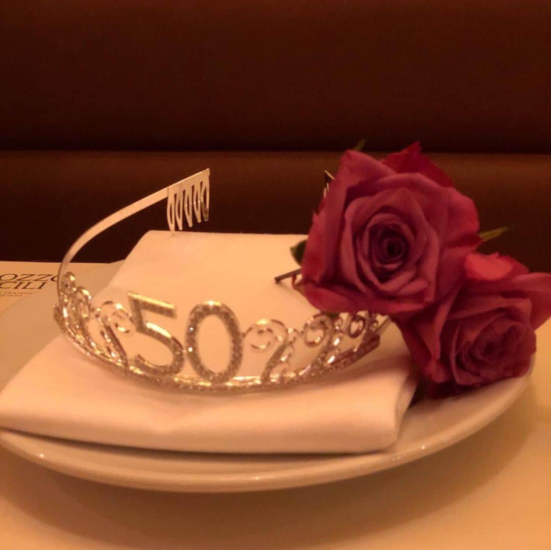 のインスタグラム：「My friend’s 50th surprise bday party!! Laughed so hard my side hurts.  大好きな友人の50歳のサプライズパーティー大成功！笑いすぎてお腹がよじれる夜。  #surprisebirthdayparty #happybirthdayatsuko #africarose #内田恭子　#kyokouchida」