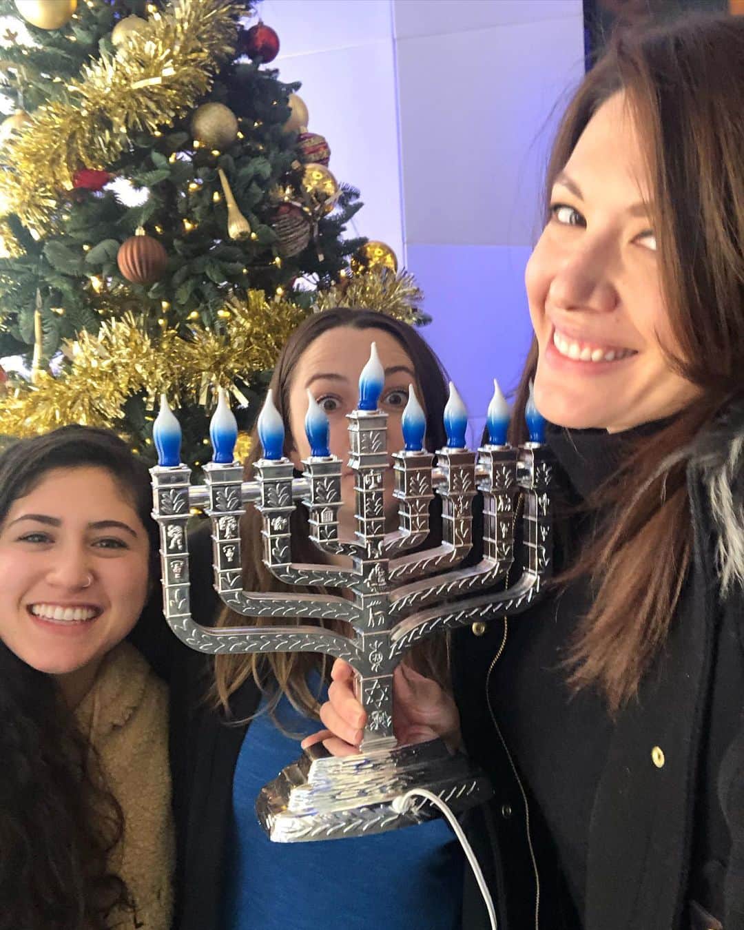 ミッチェル・コリンズさんのインスタグラム写真 - (ミッチェル・コリンズInstagram)「The happiest of holidays to you and your family from me, @abbyhollandpics, @ciarakaiser, the stunning @siriusxm lobby Christmas tree... and the Hanukkah display. Swipe for details. #themichellecollinsshow #unplugged」12月21日 0時21分 - michcoll