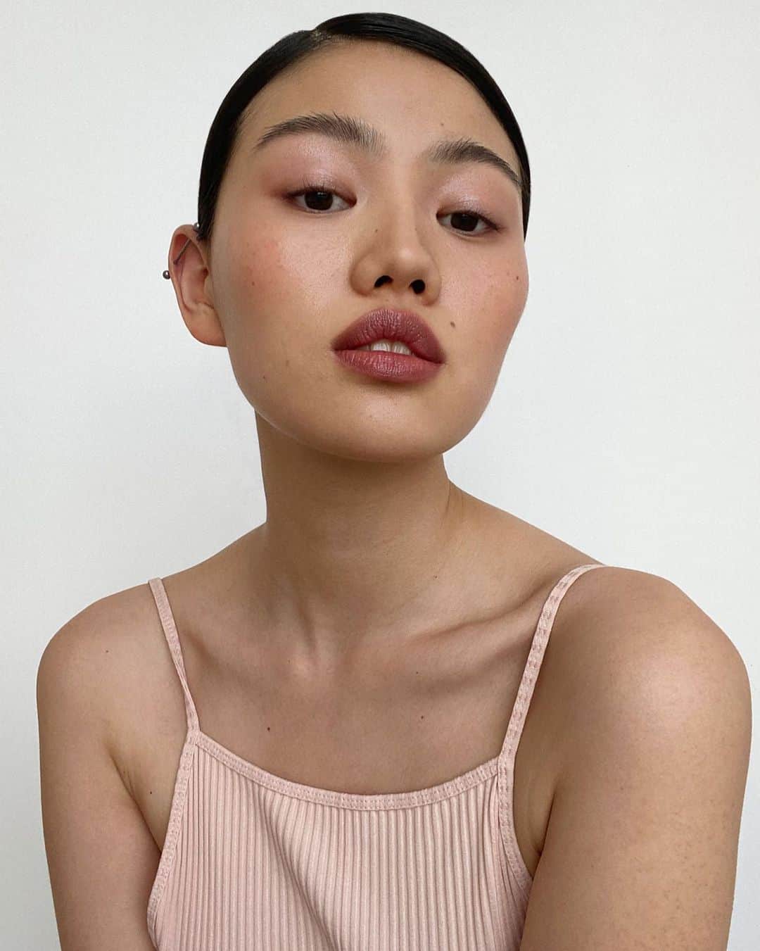Glossierさんのインスタグラム写真 - (GlossierInstagram)「Holiday party makeup, the Glossier way ✨ @katythekitsune wears Boy Brow in Black, Cloud Paint in Beam, Vinylic Lip in Pony, and Niteshine highlighter concentrate in Pale Pearl. Save 💸 when you shop them together (in your choice of shades) on Glossier.com」12月21日 0時22分 - glossier