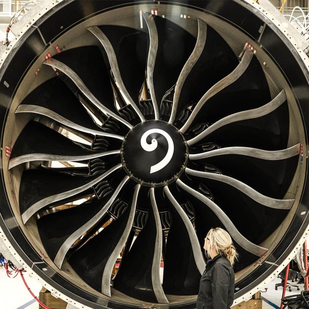 GeneralElectricのインスタグラム：「A marvel of #aviation: the world's largest and most powerful commercial jet engine from @geaviation —the #GE9X.  Standing next to this 11-foot diameter monster is GE test operation engineer, Kelly Dunham. Everyday, she comes to work in Peebles, Ohio to test the capabilities of the engine by pushing it to its limits. Kelly runs a slew of different tests such as crosswind testing, hailstorm testing, performance testing and endurance testing. #avgeek #engineer #engineering #aviation」