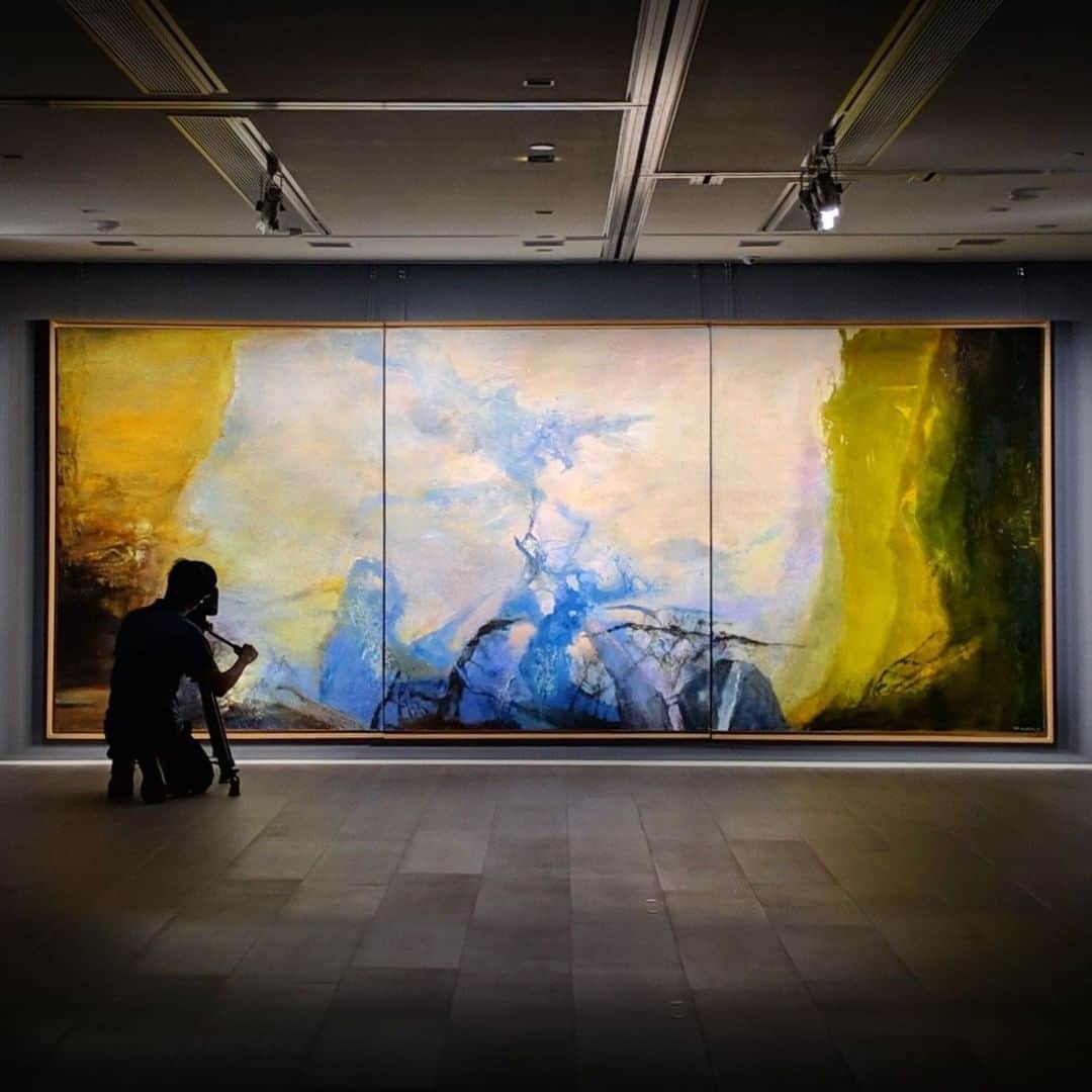 クリスティーズさんのインスタグラム写真 - (クリスティーズInstagram)「Zao Wou-Ki’s 'Triptyque 1987-1988' was his gargantuan ode to Monet and Matisse. #bestof2019⠀ .⠀ Spanning five metres wide, the painting reflected two of the artists that inspired his 1948 move from China to Paris.⠀ .⠀ The work achieved HK$178,000,000 (including buyer's premium) when it was sold in Hong Kong in May.⠀ .⠀ @christiesasia #art #artist #artwork #zaowouki #monet #matisse #painting #modernart」12月21日 0時27分 - christiesinc
