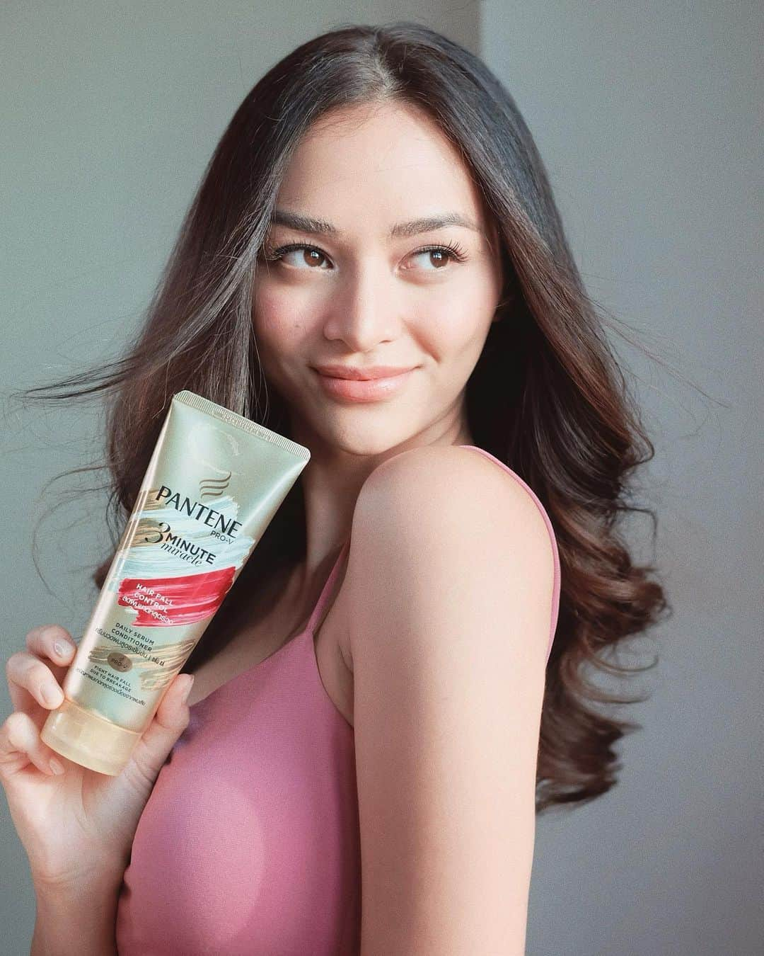 カイリー・バーゾサさんのインスタグラム写真 - (カイリー・バーゾサInstagram)「My hair is the type that needs daily conditioning, especially with all the work I do and the Philippine weather! After trying @pantenephilippines 3 Minuite Miracle conditioner, I swear it gives me this #nolagkit feeling! One of the best decisions this year, dont let bad hair stop you from having a good day! Tried and tested ✋🏼😋」12月21日 0時33分 - kylieverzosa