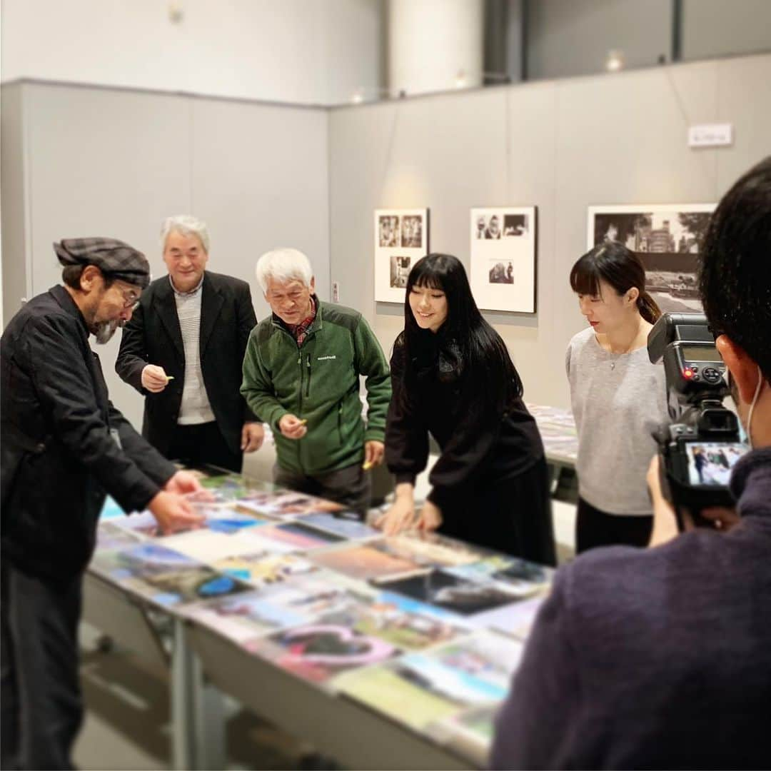 安珠さんのインスタグラム写真 - (安珠Instagram)「高岡市立福岡中学校からミュゼふくおかへ﻿ ワンダーフォトコンテスト審査会﻿ ﻿ 富山の先生たちと真剣に楽しく審査﻿ 「せかい」というテーマが個性ある作品を集めました✨  12月21日14時〜ミュゼふくおかカメラ館でトークショー﻿ 審査でご一緒した地元出身の写真家:鳥飼祥恵さんとトークショーを開催！ お待ちしています☺️﻿ https://www.camerakan.com﻿ ﻿ #高岡 #ミュゼふくおかカメラ館 #ワンダーフォトコンテスト #安珠写真家 ﻿ ﻿」12月21日 0時39分 - anjuphotographer