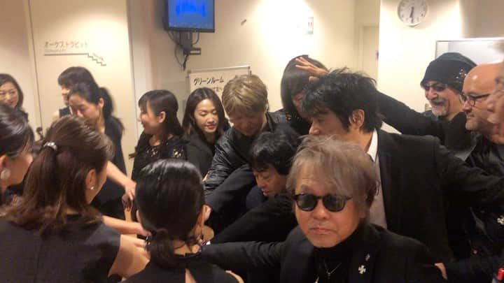 ASKAのインスタグラム：「12/20(金)「billboard classics ASKA premium ensemble concert -higher ground-」兵庫・西宮公演、ステージ前の一致団結シーン。 #aska #aska_official #billboardclassics  #higherground #兵庫公演 #ステージに上がる前の #総勢23名による #一致団結シーン #カメラに気付いて #ピースする　 #澤近泰輔 #先生 #今日も良いステージでした　 #菅沼孝三 #古川昌義 #鈴川真樹 #荻原基文 #西司 #shuubi  #ビルボー #お疲れ様でした」