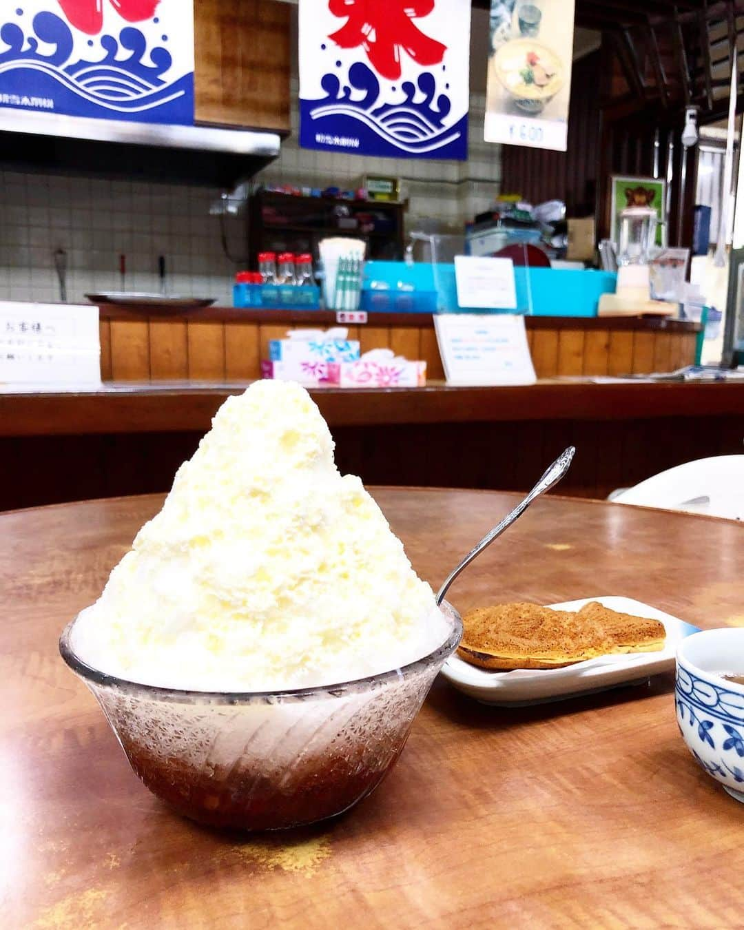 山本浩未さんのインスタグラム写真 - (山本浩未Instagram)「小雨降ってて肌寒いけどね、やっぱコレ食べなきゃ☝🏻 って #沖縄ぜんざい 🍧 サラッサラの口溶けハンパない#パウダースノー的氷 とほどよい甘味の金時豆にミルクをトッピングしたのをペロリ😆 さすが老舗🥇✨✨ 美味しゅうございました😋 　ちなみに、友人が冬季限定の温かいぜんざい頼んだら「まだです」って😳 沖縄はまだ冬じゃないらしい…😅」12月21日 0時55分 - hiromicoy