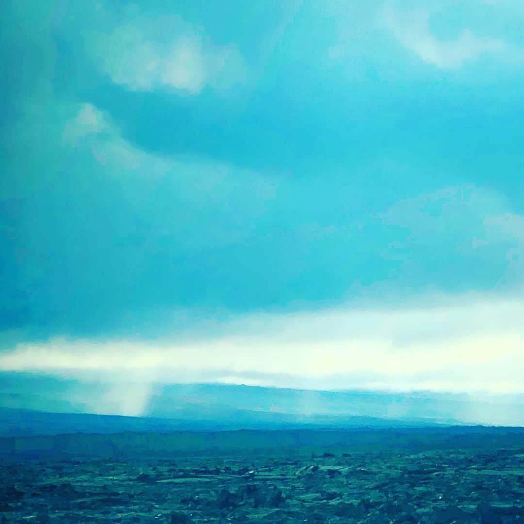 山崎美弥子さんのインスタグラム写真 - (山崎美弥子Instagram)「Light Reach This Planet 光がこの惑星に届く。  #bigisland #maunakea #puuhuluhulu #kukiaimauna #ainamomona #blue #hope #alohaaina」12月21日 0時51分 - miyakoyamazaki