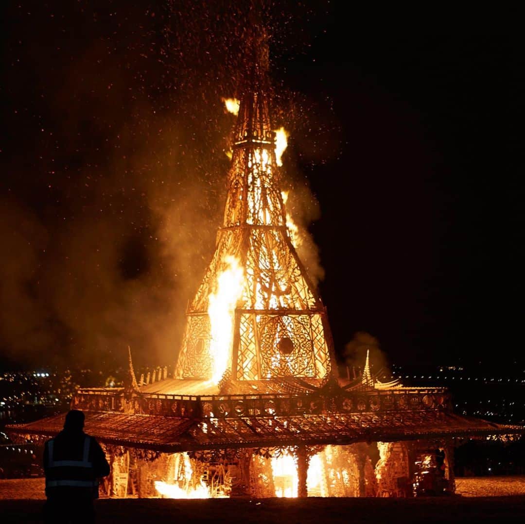 TED Talksさんのインスタグラム写真 - (TED TalksInstagram)「In 2015, this astoundingly intricate wooden temple rose over the town of Derry in Northern Ireland, only to go up in flames five days later. The burning was part of the plan, though. Visual artist Helen Marriage organized the creation and destruction of the structure (designed by architect David Best) as a community event meant to heal. By recruiting people from both sides of the notoriously politically and religiously divided town to build and decorate it, Helen was able to — for just a moment — unite a whole city. Watch her #TEDTalk at the link in our bio.  Photo courtesy of Helen Marriage」12月21日 0時57分 - ted