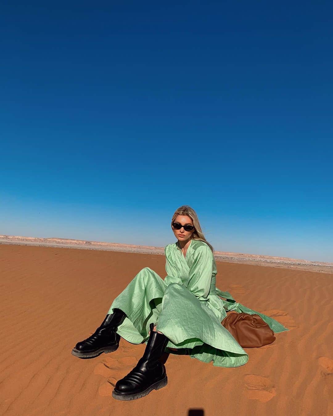 エルザ・ホスクさんのインスタグラム写真 - (エルザ・ホスクInstagram)「Desert sundown ☀️✨」12月21日 0時59分 - hoskelsa